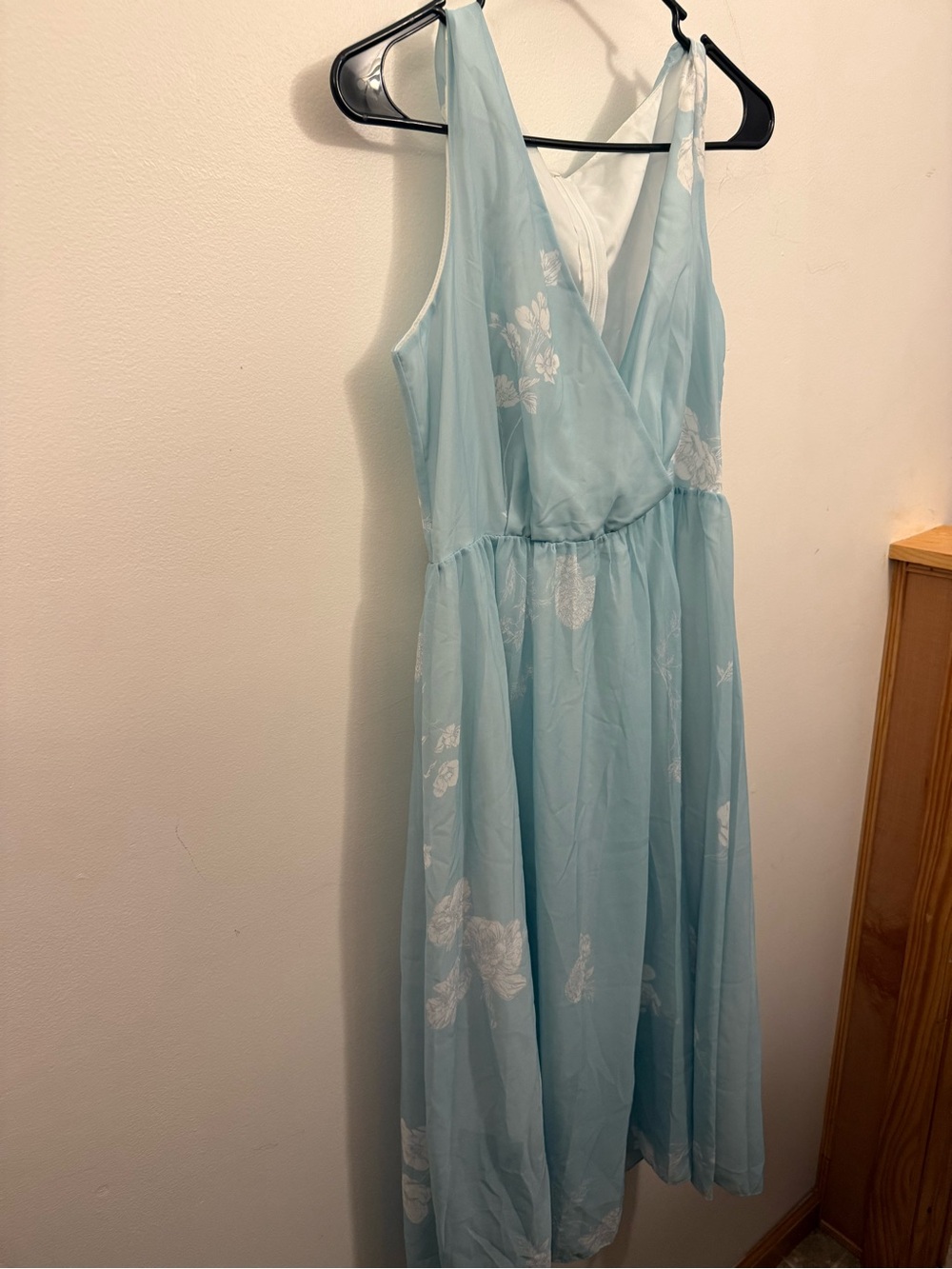 Woman’s Light Blue Floral Sleeveless Dress. Size Medium.
